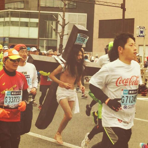 奇裝異服的《東京馬拉松》今年一樣有耶穌降臨～（光）