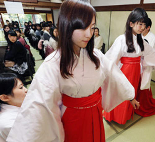 太宰府天滿宮的臨時巫女 女學生們可以嘗試的不一樣打工法 太宰府天滿宮的臨時巫女 女學生們可以嘗試的不一樣打工法
