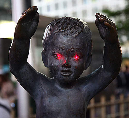 銅像的煞氣眼神　雷射筆之最無聊的絕招發射中ing