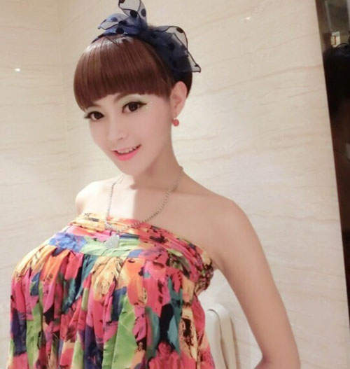 胸貼車模潘春春　車展中的爆乳木蘭飛彈展示中