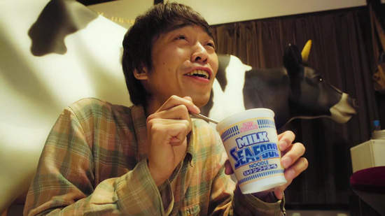 日清推出《濃厚牛奶海鮮泡麵》哇～家裡養了一頭牛欸...還真的咧(((ﾟДﾟ;)))