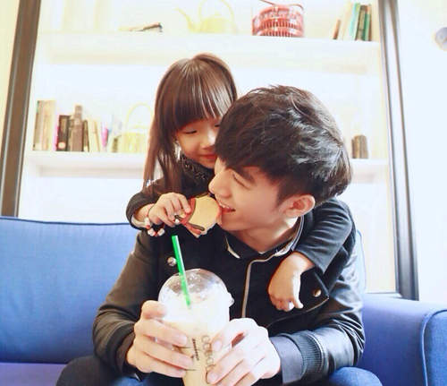 爆紅《差18歲兄妹》有這樣的帥葛格真好~>///< 爆紅《差18歲兄妹》有這樣的帥葛格真好~>///<