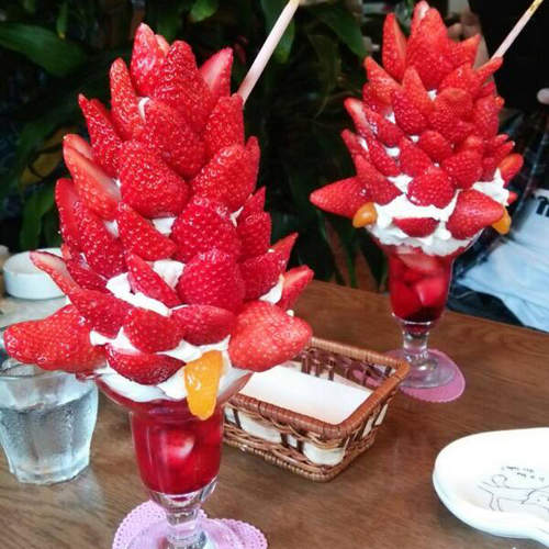 《最強草莓聖代》現身 老闆你家草莓是不用錢嗎Σ(Д゚;/)/ 《最強草莓聖代》現身 老闆你家草莓是不用錢嗎Σ(Д゚;/)/