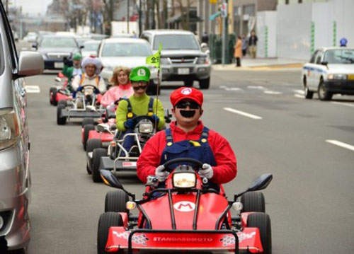 《瑪利歐賽車玩家小同感》每次都壓到自己上一圈丟的香蕉orz