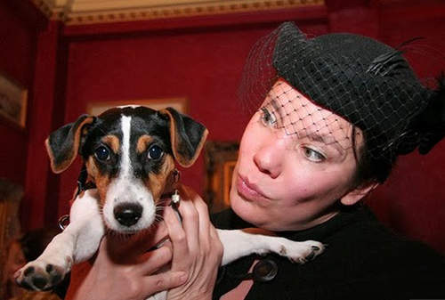 超怪《和狗結婚的女人》愛牠就要將自己嫁給牠？