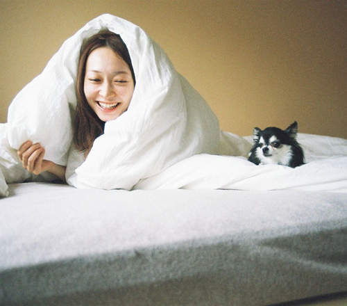 寫真集《起床女子》真實紀錄女孩們剛睡醒的自然表情 寫真集《起床女子》真實紀錄女孩們剛睡醒的自然表情