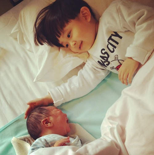 《小男孩與鬥牛犬》新成員加入 又多一個人要來欺負牠了XD 《小男孩與鬥牛犬》新成員加入 又多一個人要來欺負牠了XD