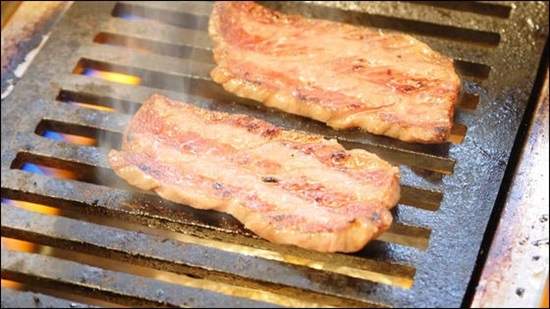 晚餐文《新宿立食燒肉店》獨自享受最高等級的A5牛肉～