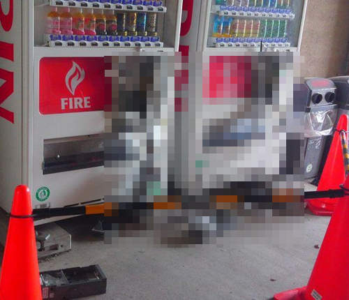 《校內販賣機劫案》天哪~自動販賣機看起來超痛的(淚) 《校內販賣機劫案》天哪~自動販賣機看起來超痛的(淚)