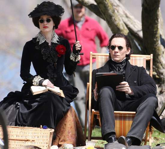 電影《Crimson Peak》殺青 一身黑劇組真是太帥氣了