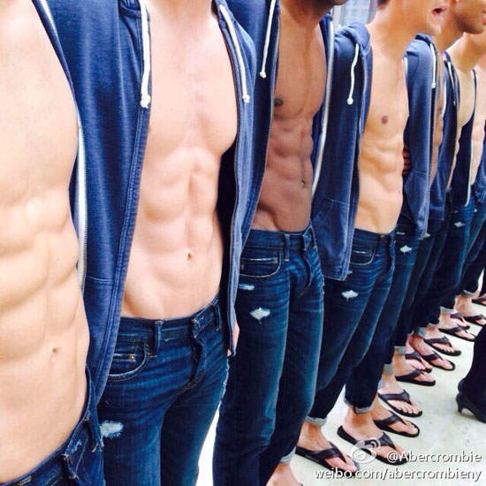 上海A&F開幕《半裸男模》擊殺眾多女民眾中(掩鼻) 上海A&F開幕《半裸男模》擊殺眾多女民眾中(掩鼻)