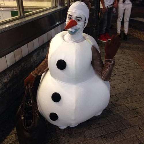 《冰雪奇緣萬聖COSPLAY》驚悚雪寶現身澀谷 小朋友看了肯定做惡夢？