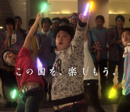 阿宅原來是現代武士！？就連手上的刀也換成了螢　光　棒ww