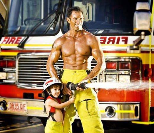 澳洲《猛男消防員月曆》真是冬天裡的一把火