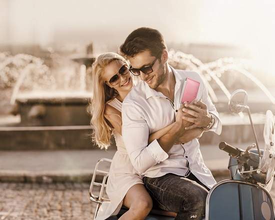 讓女朋友笑得如此燦爛的神氣寶貝是……???2014最棒的情人節禮物 讓女朋友笑得如此燦爛的神氣寶貝是……???2014最棒的情人節禮物