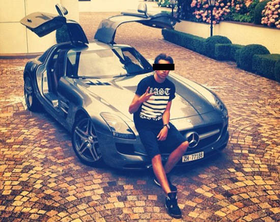 《炫富Instagram》身邊其實應該很多保鑣吧...