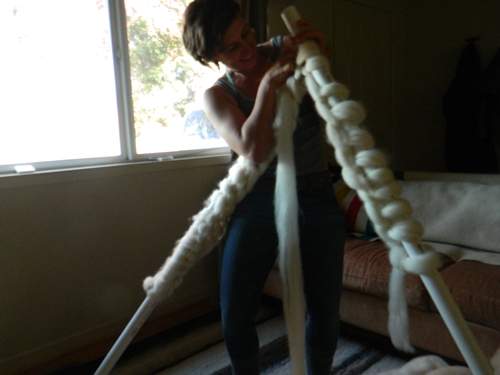 用PVC管織出的《超巨大羊毛毯》這可是自己一針一線織出來的唷 用PVC管織出的《超巨大羊毛毯》這可是自己一針一線織出來的唷