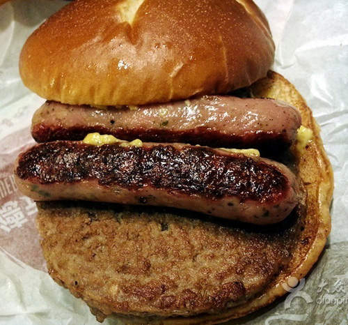 大陸麥當勞《德腸雙牛堡》這賣相怎麼......