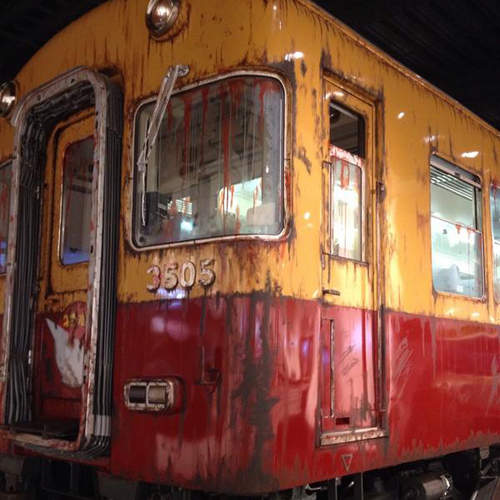 超恐怖《血電車》車上也會有什麼靈異事件發生嗎(━(-(´Д`゚;)-)━)  超恐怖《血電車》車上也會有什麼靈異事件發生嗎(━(-(´Д`゚;)-)━)