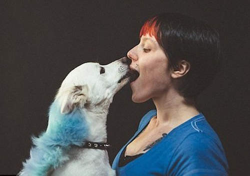 《和狗接吻》伸出舌頭也是種浪漫？