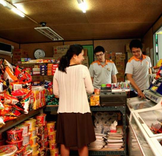 《高中合作社變身便利商店》這樣每節下課都想衝去買東西吃耶~  《高中合作社變身便利商店》這樣每節下課都想衝去買東西吃耶~