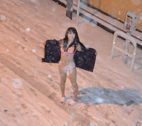 秋葉原雪女 有個女孩在雪地裡就這麼脫惹... 秋葉原雪女 有個女孩在雪地裡就這麼脫惹...