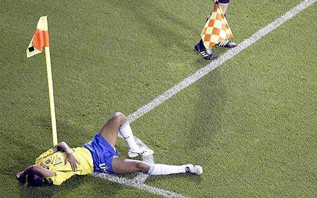 足球場上《假摔一瞬間》都可以拿一座奧斯卡了 足球場上《假摔一瞬間》都可以拿一座奧斯卡了