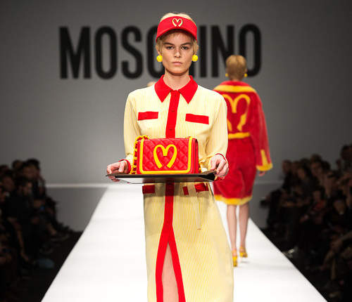 麥當勞制服走上伸展台?MOSCHINO新作驚喜不斷 麥當勞制服走上伸展台?MOSCHINO新作驚喜不斷