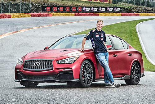 《Infiniti Q50 Eau Rouge》出現在F1賽道竟然不是要比快？
