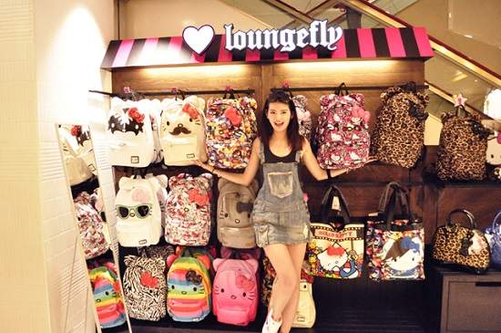 萌妞黃小寧激推Loungefly背包~ 誰說無嘴貓【Hello Kitty】跟Rocker 【艾薇兒】沾不上邊?? 萌妞黃小寧激推Loungefly背包~ 誰說無嘴貓【Hello Kitty】跟Rocker 【艾薇兒】沾不上邊??