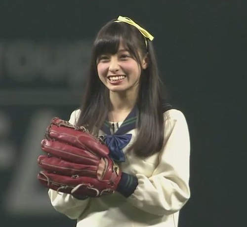 橋本環奈開球式 爆發力全開的44超音速萌球 橋本環奈開球式 爆發力全開的44超音速萌球