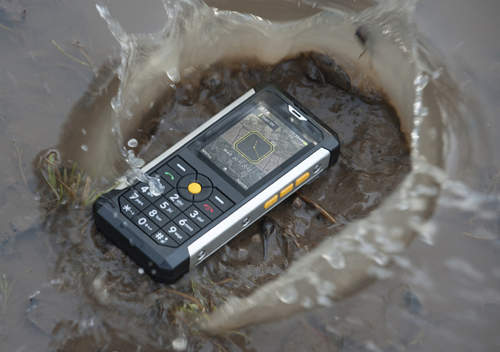 挖土機公司開發《無堅不摧三防手機》 媲美傳說神器3310