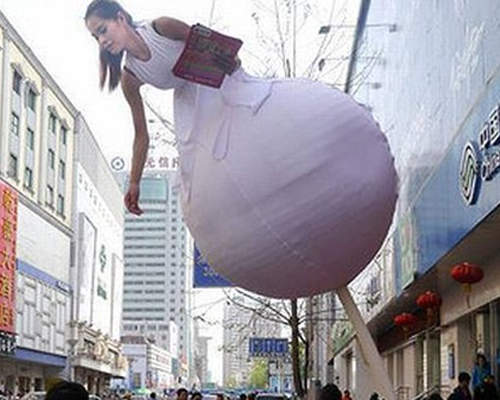 大陸《吊美女發傳單》超嶄新！想拿一張看看XD