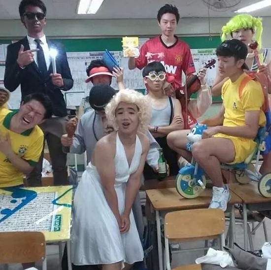 《搞怪畢業紀念照》現在的高中生都怎麼了?!(⊙0⊙) 《搞怪畢業紀念照》現在的高中生都怎麼了?!(⊙0⊙)