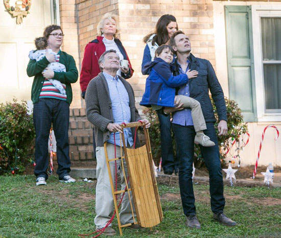 羅賓威廉斯遺作《天殺的聖誕節》預告讓人不期不待... 羅賓威廉斯遺作《天殺的聖誕節》預告讓人不期不待...