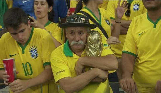 巴西《金盃老翁》比賽結束後他把金盃給......