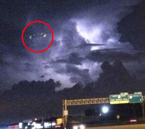 休士頓飛碟目擊事件 躲在雲層裡的揪竟是不是外星人啊? 休士頓飛碟目擊事件 躲在雲層裡的揪竟是不是外星人啊?