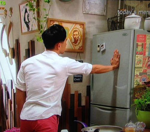 壁咚冰箱版？《冰箱咚》確定不是推入再咚地關上冰箱嗎wwww（喂）