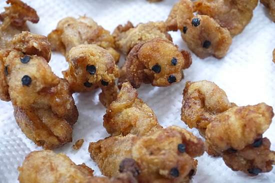 《可口的狗兒們》原來回到家發現有食物晃來晃去不是錯覺……