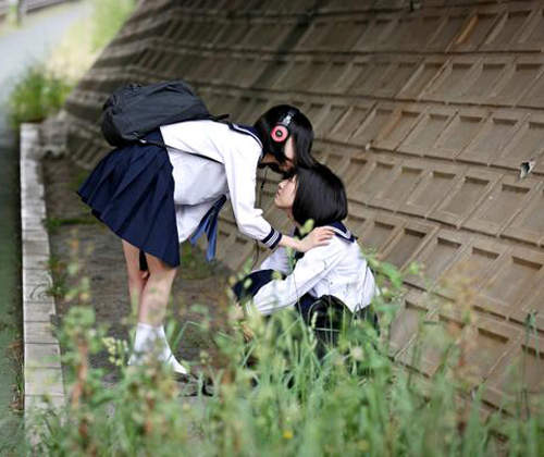 在路邊大膽親親的《百合女高中生》這世界果然不需要男人…… 在路邊大膽親親的《百合女高中生》這世界果然不需要男人……