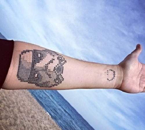 暗藏玄機的《點陣圖刺青》仔細一看竟是刺繡手法