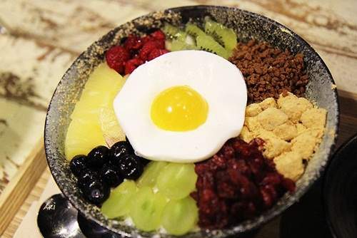 偽裝美食《荷包蛋拌飯刨冰》這種衝突的口味吃起來是？