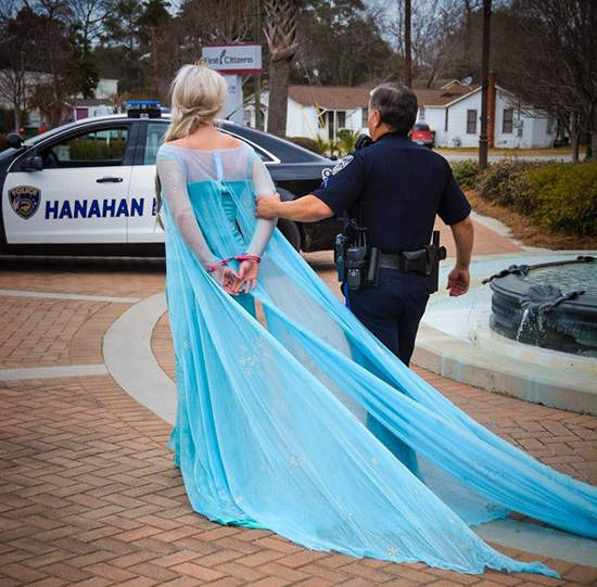 《冰雪奇緣》的艾莎因為製造寒流被警察抓走了="(