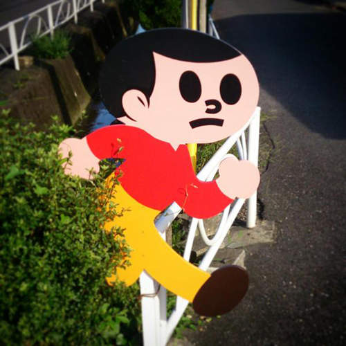 《注意行人看板》的超衝擊事實發覺　外表看似小孩但其實...