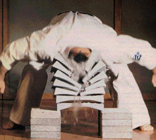 《被自己磚塊砸昏的偷車賊》KUSO人生的一瞬之光系列 《被自己磚塊砸昏的偷車賊》KUSO人生的一瞬之光系列