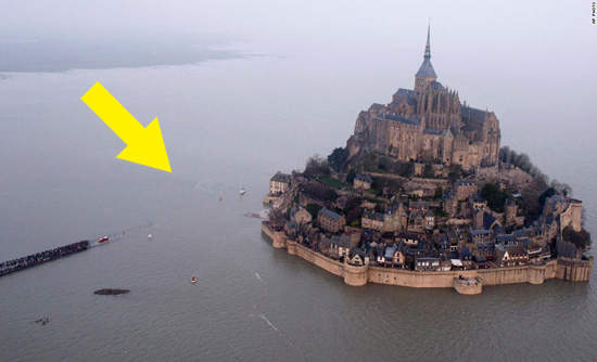 《法國聖米歇爾山》大潮奇景 從山變成島了☉_☉