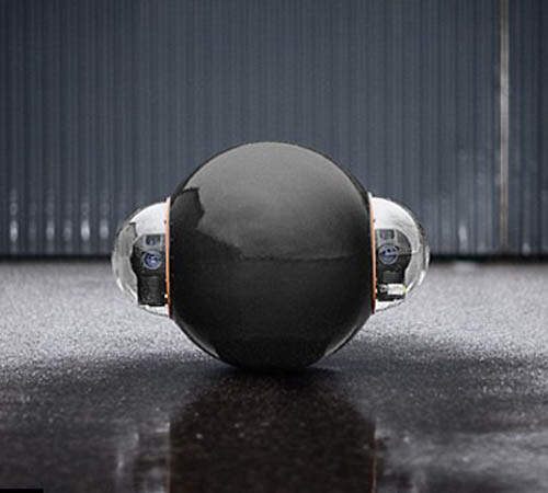 《GuardBot 作戰用機器人》這種球體不會被一腳踢飛嗎(囧) 《GuardBot 作戰用機器人》這種球體不會被一腳踢飛嗎(囧)