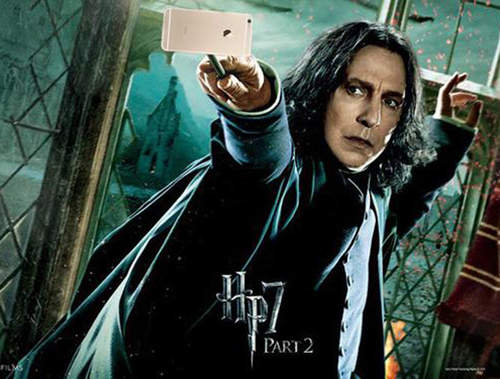 《哈利波特自拍棒》帥氣的施咒姿勢瞬間軟掉了…… 《哈利波特自拍棒》帥氣的施咒姿勢瞬間軟掉了……