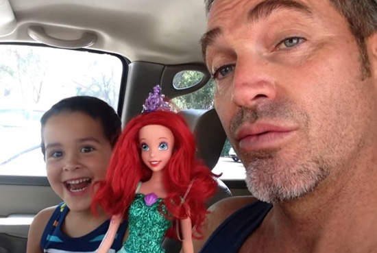 《兒子喜歡芭比娃娃》老爸問：你覺得我該有什麼反應？