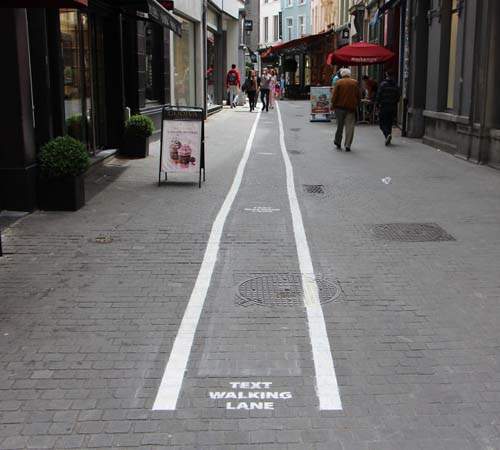 整人用《手機低頭族專用道》眉頭一皺發覺案情並不單純